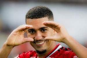 ge - Samuel Lino amplia repertório com biquinho do Romário e volta a 