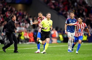 ge - Zagueiro do Arsenal pisa em escudo do Atlético de Madrid e irrita Simeone; vídeo