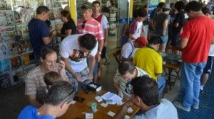 Notícias ao Minuto Brasil - Esporte - Figurinhas falsas da Copa são vendidas no metrô e em sites