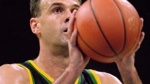 Notícias ao Minuto Brasil - Esporte - Oscar impressionou Kobe, derrotou Robinson e recebeu de Bird seu maior prêmio