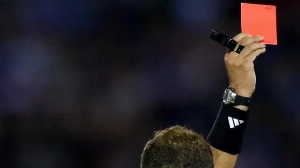 Notícias ao Minuto Brasil - Esporte - Fifa aprova cartão vermelho para quem cobrir o rosto em discussões com adversários