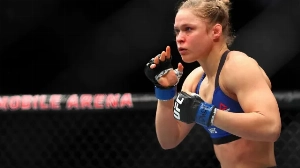 Notícias ao Minuto Brasil - Esporte - Ronda Rousey finaliza luta em 17 segundos no retorno das lendas do MMA feminino