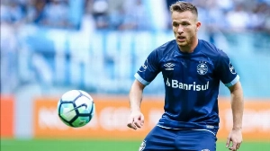 Notícias ao Minuto Brasil - Esporte - Palmeiras entra na briga para contratar o volante Arthur, ex-Grêmio