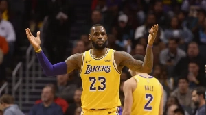 Notícias ao Minuto Brasil - Esporte - LeBron James é 1º pai a jogar com filho em playoffs da NBA, anota double-double e Lakers ganham