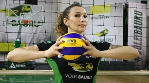 Notícias ao Minuto Brasil - Esporte - Tifanny recebe apoio da torcida de vôlei do Osasco: 'Ela nos representa'