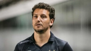 Notícias ao Minuto Brasil - Esporte - Elano revela visita a Robinho e diz: 'Neymar não está feliz'