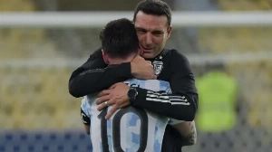 Notícias ao Minuto Brasil - Esporte - 'Estamos bem', diz Scaloni após polêmica com família de Messi