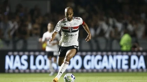 Notícias ao Minuto Brasil - Esporte - Lucas é banco contra Bahia, e São Paulo traça 'plano' para ídolo ir a campo