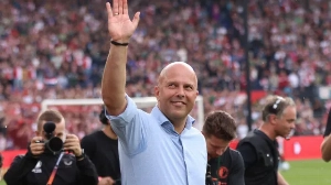 Notícias ao Minuto Brasil - Esporte - Liverpool demite Arne Slot após temporada irregular; espanhol é especulado