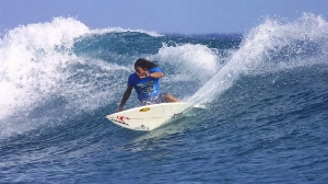 Notícias ao Minuto Brasil - Esporte - Tubarão paralisa etapa do Mundial de Surfe após vitórias de Medina e cia.