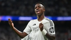 Notícias ao Minuto Brasil - Esporte - Vini Jr. e mais 2 brasileiros concorrem à Bola de Ouro; Raphinha e CR7 fora