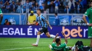 Notícias ao Minuto Brasil - Esporte - Grêmio busca o empate nos acréscimos contra o Juventude, mas sai vaiado da Arena