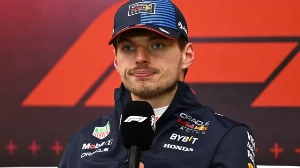 Notícias ao Minuto Brasil - Esporte - Na despedida de Zandvoort, Max Verstappen bate nas primeiras voltas e abandona prova