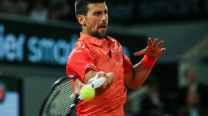 Notícias ao Minuto Brasil - Esporte - Djokovic tem lesão, mas bate Aliassime em jogo de 5h e faz semi com Sinner