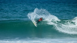 Notícias ao Minuto Brasil - Esporte - Filipe Toledo surfa ao lado de golfinhos em Gold Coast: 'Coisas que só o surfe proporciona'