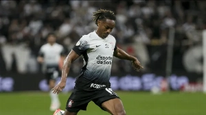 Notícias ao Minuto Brasil - Esporte - Carrillo conquista Diniz, 'fura fila' e ganha espaço no Corinthians