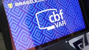 Notícias ao Minuto Brasil - Esporte - O que o novo 'mantra' da arbitragem diz sobre atuação do VAR no Brasileiro