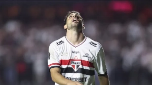Notícias ao Minuto Brasil - Esporte - Calleri encerra seca contra maior vítima e 'dá resposta' em meio à novela