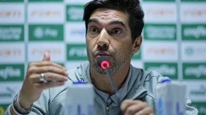 Notícias ao Minuto Brasil - Esporte - Abel dedica vitória a Lito Sousa e destaca dedicação de Giay: 'Ninguém é melhor que ele'