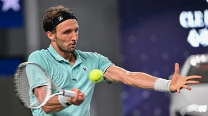 Notícias ao Minuto Brasil - Esporte - Medvedev é desclassificado após dar bolada em espectador, e Djokovic avança à final na China
