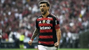 Notícias ao Minuto Brasil - Esporte - Arrascaeta tem fratura na clavícula confirmada pelo Flamengo após exames