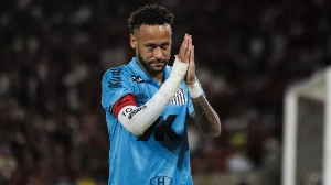 Notícias ao Minuto Brasil - Esporte - Neymar se despede da Vila antes da convocação de Ancelotti