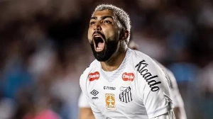 Notícias ao Minuto Brasil - Esporte - À disposição no Santos, Gabigol tem números discretos no gramado sintético