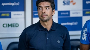 Notícias ao Minuto Brasil - Esporte - Flaco e Abel vivem entre tapas e beijos no Palmeiras