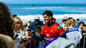 Notícias ao Minuto Brasil - Esporte - Medina estreia com vitória em Margaret River e avança às oitavas