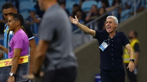 Notícias ao Minuto Brasil - Esporte - Luís Castro vai de mal a pior e obriga Grêmio a dar 'soco na mesa'