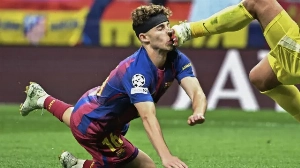 Notícias ao Minuto Brasil - Esporte - Cena forte: Fermín López leva chute no rosto e sai sangrando; veja