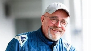 Notícias ao Minuto Brasil - Esporte - Piloto morre após acidente com sete carros em Nürburgring