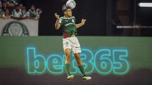 Notícias ao Minuto Brasil - Esporte - Palmeiras tem expulso, mas segura Athletico e mantém gordura na liderança