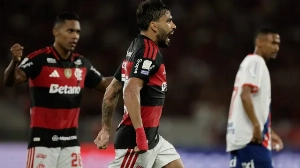 Notícias ao Minuto Brasil - Esporte - Flamengo vence Bahia, homenageia Oscar Schmidt e chega à vice-liderança