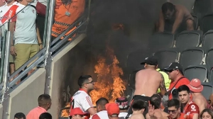 Notícias ao Minuto Brasil - Esporte - Incêndio em arquibancada marca clássico entre River e Boca; veja as fotos