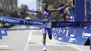 Notícias ao Minuto Brasil - Esporte - Com quebra de recorde, queniano John Korir é bicampeão da maratona de Boston