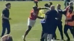 Notícias ao Minuto Brasil - Esporte - Soco de jogador em torcedor em pleno gramado deixa Inglaterra em choque