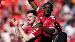 Notícias ao Minuto Brasil - Esporte - Liverpool vence Crystal Palace em casa por 3 a 1 em jogo com gol polêmico