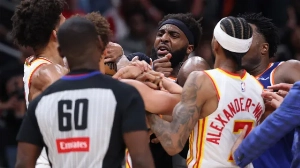 Notícias ao Minuto Brasil - Esporte - Clima esquentou nos Playoffs da NBA em Atlanta; árbitro acabou no chão
