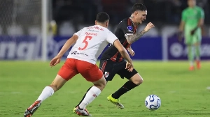 Notícias ao Minuto Brasil - Esporte - Bragantino erra pênalti, tem expulso e perde para River com gol no final
