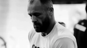 Notícias ao Minuto Brasil - Esporte - Atleta de crossfit sofre infarto e morre durante treino aos 39 anos