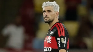 Notícias ao Minuto Brasil - Esporte - Arrascaeta recebe alta após cirurgia e inicia nova etapa de recuperação antes da Copa