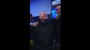 Notícias ao Minuto Brasil - Esporte - Acionista, Ed Sheeran celebra retorno de clube à Premier League