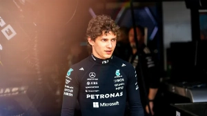 Notícias ao Minuto Brasil - Esporte - Antonelli quebra marcas, lidera F1 aos 19 anos e surpreende pela maturidade