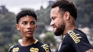 Notícias ao Minuto Brasil - Esporte - Neymar acerta rasteira e se desentende com Robinho Jr em treino do Santos