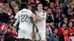 Notícias ao Minuto Brasil - Esporte - Real Madrid: Rüdiger dá tapa em Carreras; Mbappé vira alvo de críticas