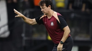 Notícias ao Minuto Brasil - Esporte - Diniz exalta força do Corinthians para arrancar empate com o Santa Fe: 'Foi na superação'
