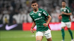 Notícias ao Minuto Brasil - Esporte - Arthur sofre edema, e Palmeiras segue com problemas na lateral