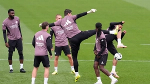 Notícias ao Minuto Brasil - Esporte - Courtois dá 'golpe de karatê' em Mbappé em treino do Real Madrid; vídeo