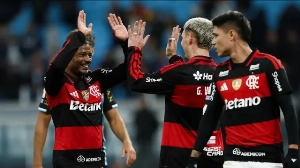 Notícias ao Minuto Brasil - Esporte - Flamengo vence, deixa o Grêmio no Z4 e fica mais perto do Palmeiras
